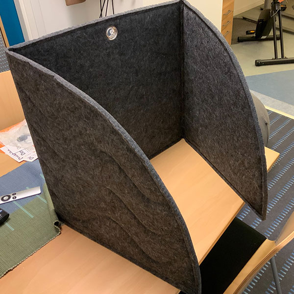 Ljuddämpande bordsskärm