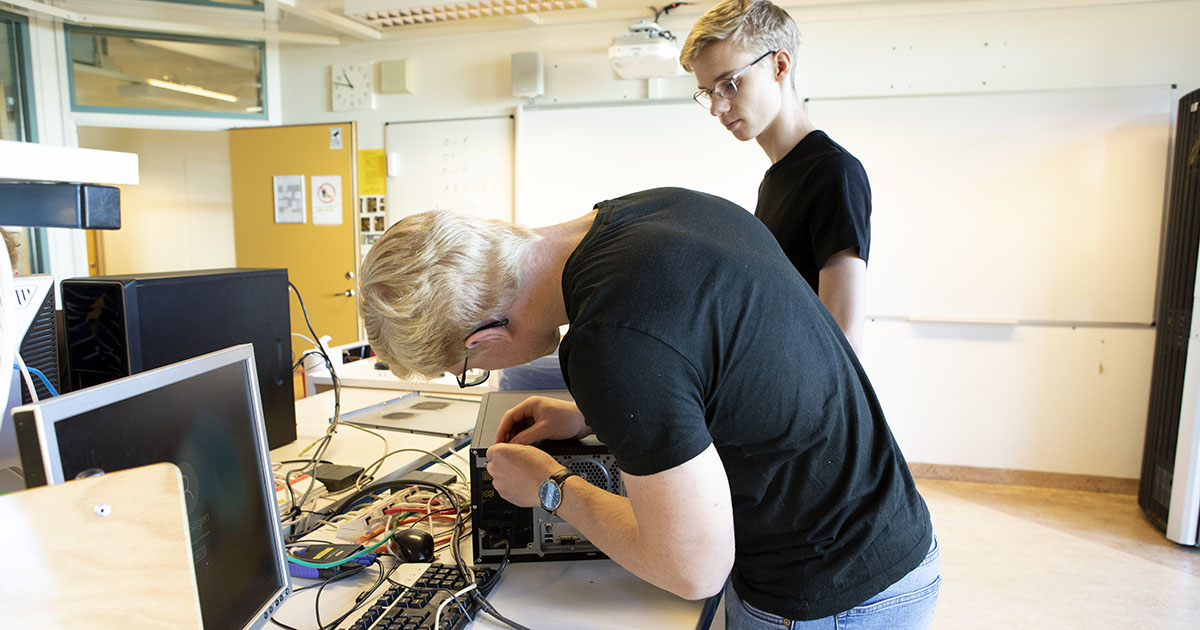 Två killar tittar i en dator